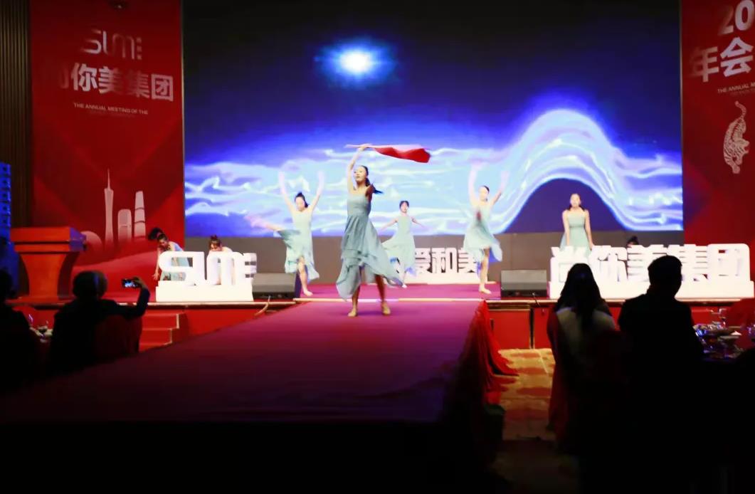 一首“揚(yáng)帆起航”的開場舞