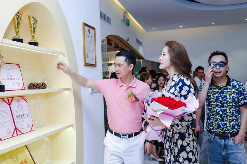 美容院整店加盟，開美容院加盟哪個(gè)品牌？