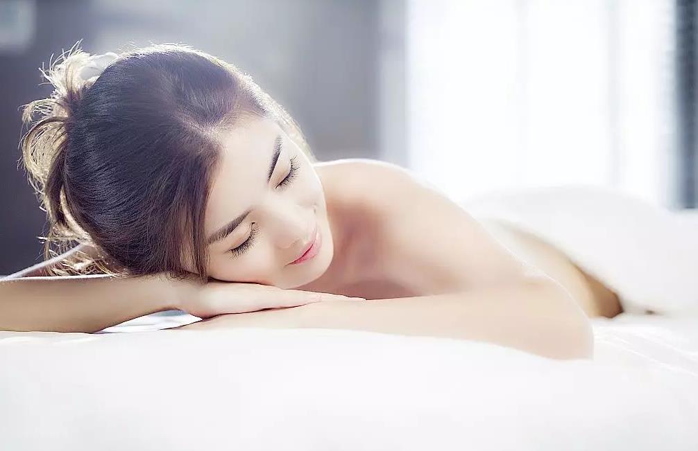 做美容院加盟的品牌好還是自己經(jīng)營的好