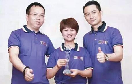 尚你美事業(yè)中心總裁何梅萍合照圖片二