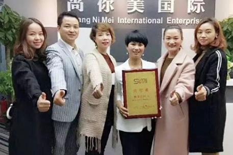 尚你美事業(yè)中心總裁何梅萍合照圖片一