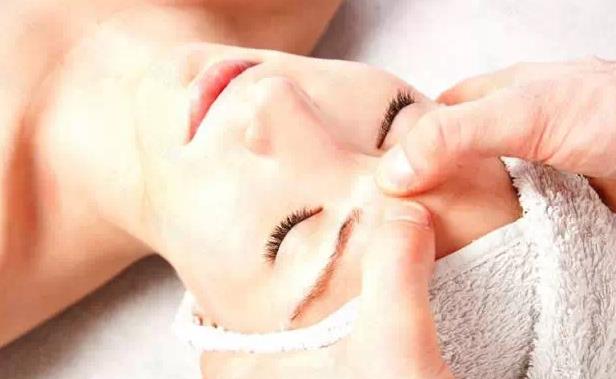利用美容院內(nèi)、外促銷(xiāo)活動(dòng)，積累新老客戶
