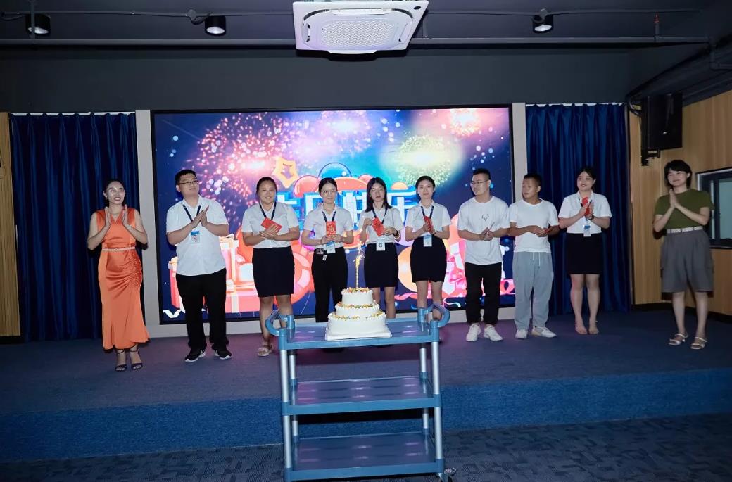 9月份的員工生日會在現(xiàn)場溫馨召開